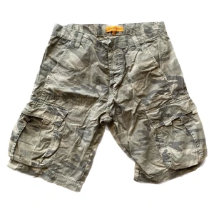 Camo cargo shorts  - Sjukt coola cargo shorts! Inte sätt några defekter. 43 cm i midjan (mätt rakt över) 