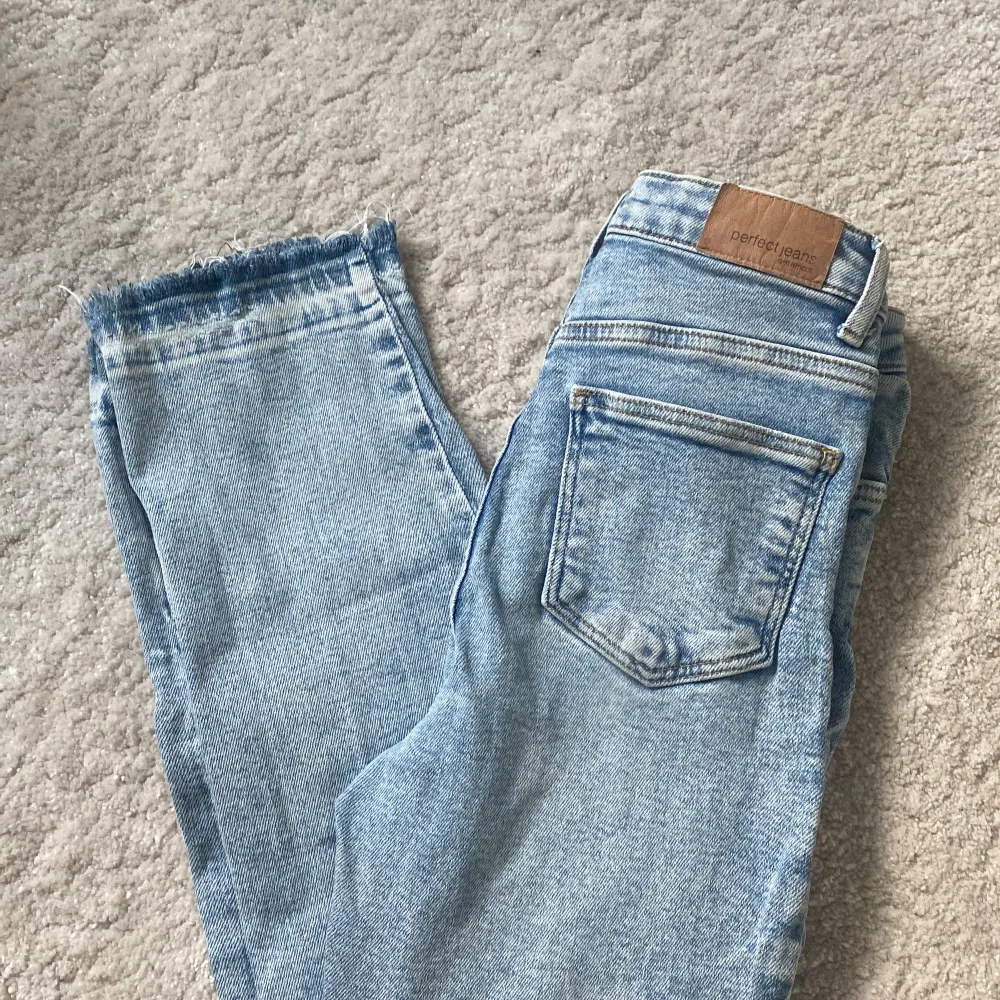 Säljer dessa söta jeans från Young Gina i barnstorlek. Bra skick. Jeansen har en slits nere på benen💕. Jeans & Byxor.
