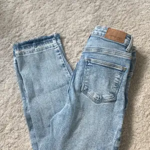 Säljer dessa söta jeans från Young Gina i barnstorlek. Bra skick. Jeansen har en slits nere på benen💕