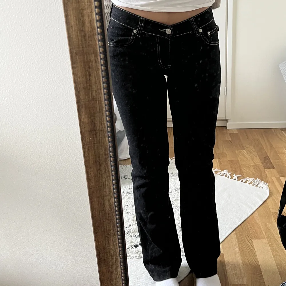 Kollar intresset för mina fina Victoria Beckham jeans!💗Inga defekter och i fint skick, står waist 29 men passar 28 också 💘 Är 164 o de går ned till golvet. Säljer endast vid bra pris!!. Jeans & Byxor.
