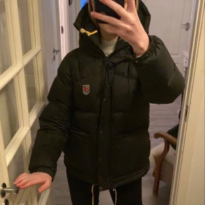 Fjällräven jacka expodition💃🏽 - Säljer min fina fjällräven jacka i svart pga har en annan vinterjacka och behöver rensa min garderob! Den är i nyskick och perfekt till kallt väder!🩷  Nypris: 7000kr