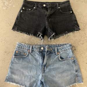 Jätte snygga lågmidjade jeans shorts från Weekday, både samma modell en i svart och blå för 270 var🥰
