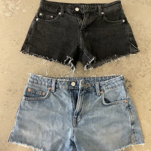 Snygga Jeans Shorts  - Jätte snygga lågmidjade jeans shorts från Weekday, både samma modell en i svart och blå för 270 var🥰