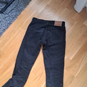 Ett par Levis jeans modell:501 - Ett par Levis jeans i storlek w 28 och L32 Nypris:999 Jeansen är i ett helt okej skick Skriv för fler bilder😀