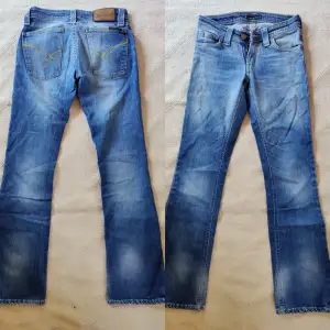 Lågmidjade bootcut jeans av märket DENIMBIRDS från tidigt 2000-tal, i perfekt skick 💞 Insida ben: 78 cm/ Gren: 17,5 cm/ Midja: 70 cm