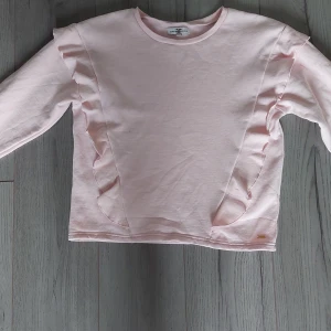 Tröja med volanger - Tröja med volanger, sparsamt använd!