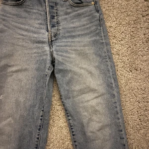 💙Levis jeans 💙 - Jätte snygga Levis jeans som är super skön, de har nästan aldrig kommit till användning längre💙