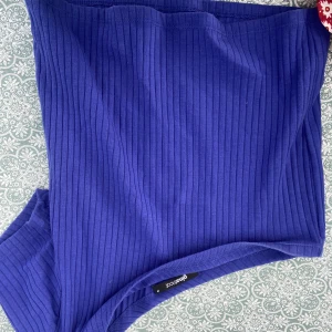 Oneshoulder topp - Skriv för frågor