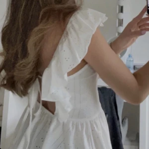 Vit topp - En vit topp som är köpt från shein. Toppen är knappt använd och har inga defekter. Frakt tillkommer.