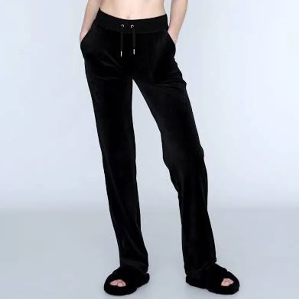Säljer dessa svarta juicy byxor med fickor där bak då jag har ett par andra. Är i jättefint skick!!❣️ Nypris: 1100. Jeans & Byxor.
