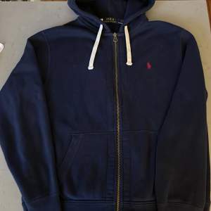 Säljer nu min Ralph Lauren hoodie till ett mycket bra pris! Den är i utmärkt skick och har används enbart ett fåtal gånger.  Org pris: 1100, mitt pris:420 Hör av er vid frågor!