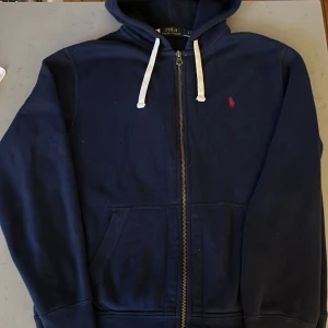 Ralph Laurent Hoodie - Säljer nu min Ralph Lauren hoodie till ett mycket bra pris! Den är i utmärkt skick och har används enbart ett fåtal gånger.  Org pris: 1100, mitt pris:420 Hör av er vid frågor!