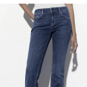 Low waist jeans - Så fina och speciellt sköna bootcut jeans med låg midja! Stretchiga så kan passa både mindre och större! Tyvärr för stora för mig
