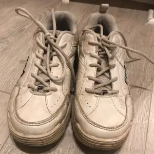 Vita fila skor, använda cirka tio gånger stl 34