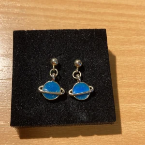 Örhängen  - Örhängen med små planeter på. Helt allergifria! Fina och knappt använda. 