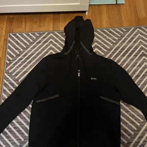 Hugo boss zip - Hugo boss zip Skick 9/10 Original pris 1300kr Mitt pris 850kr