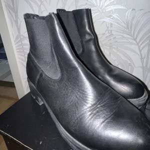 Svarta boots med liten klack