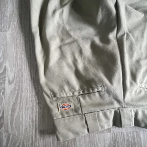 Dickies 874  - Säljer mina beiga dickies 874 original fit dom är använda en del men är i mycket gott skick fortfarande! 