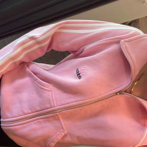 En rosa Adidas kofta 