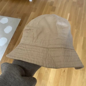 Beige Bucket Hat - Bucket Hat! Använd fåtal gånger, som ny!🎈
