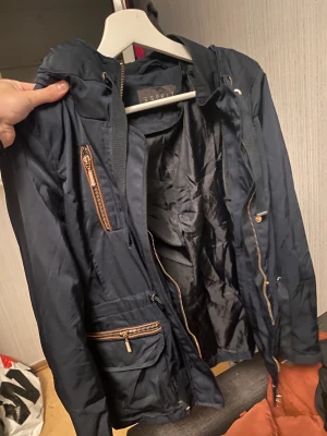 Höst jacka - Marinblå superfin höst/vår jacka, är tyvärr för liten för mig så använd fåtal gånger. 