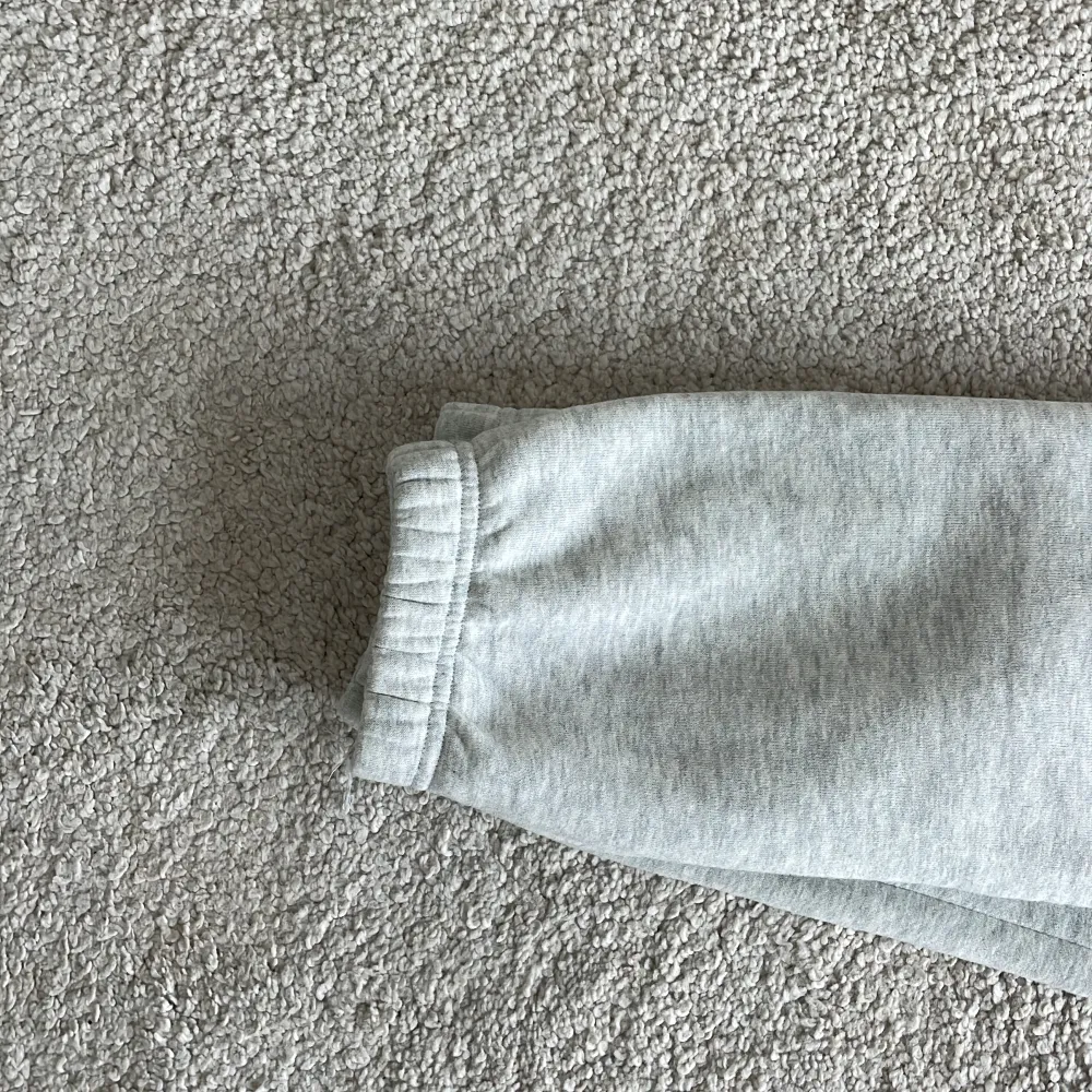 Säljer ett par jättesköna gråa sweatpants fråns Gina som nästan aldrig är använda! Köparen står för frakten! . Jeans & Byxor.