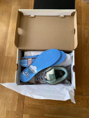 Nike SB Dunk Low Crenshaw Skate Club - Säljer ett par Crenshaw Skate Club skor i storlek 43. Kvitto och box finns. Helt nya i gott skick.