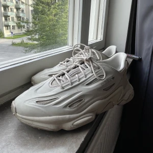 Addidas ozzwego celox  - Använda under 1 år men inte så ofta, föredrar mina svarta skor :)   Väldigt bra skick inga defekter  Färgen är lite ”vaniljvit”   Nypris är 1000-1200kr