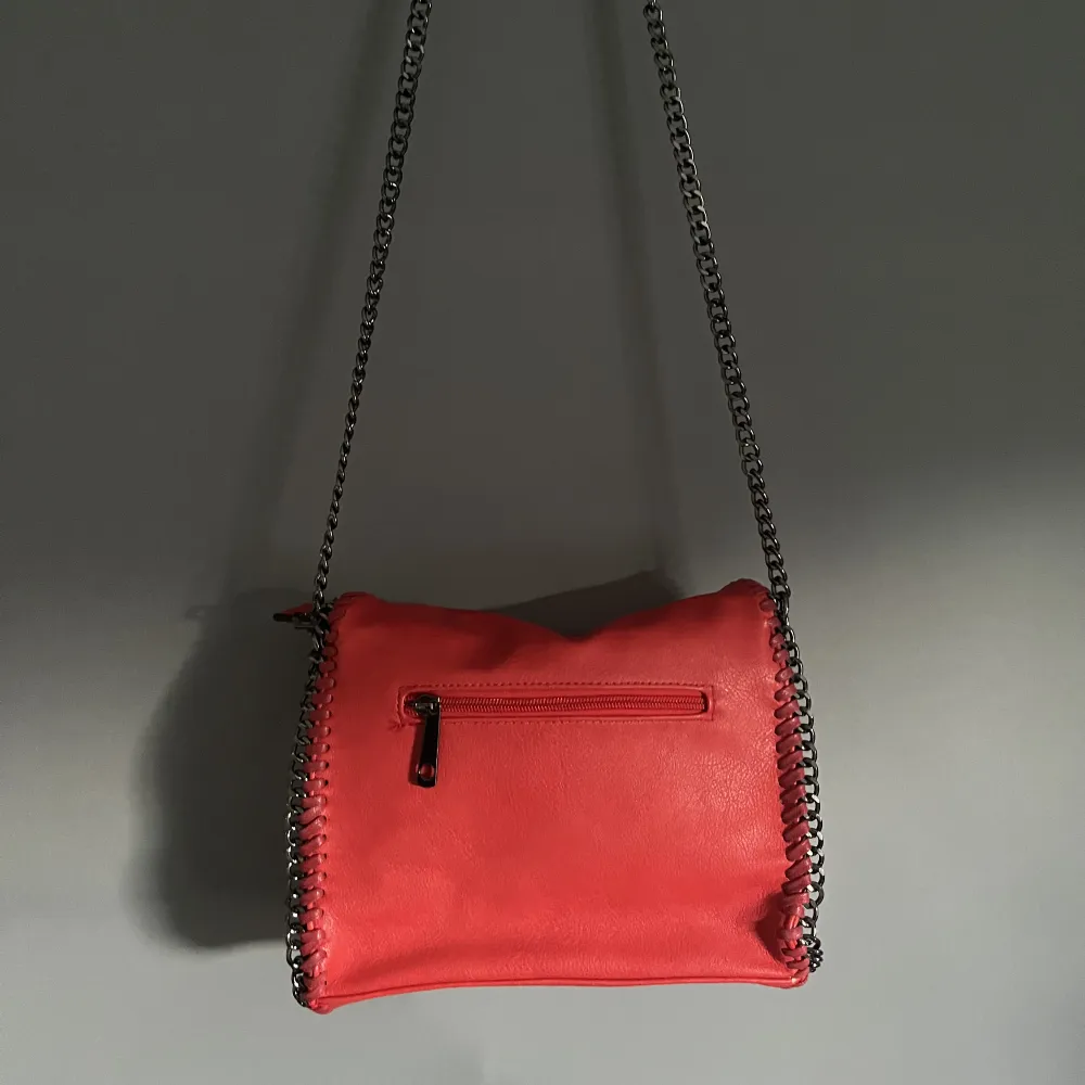 !Skriv innan köp! Röd snygg väska liknande Stella McCartney. Knappt använd. Inga fläckar eller defekter. . Väskor.