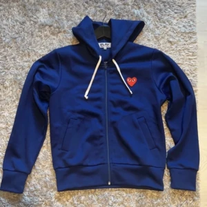 Comme the garcons play zip hoodie CDG - Jättefint skick 9/10 Liten i storlek  CDG play. En M men mer som en XS.