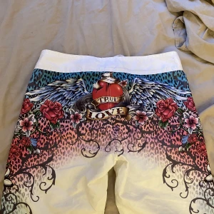 Shorts - Ett par snygga sköna shorts som påminner om ed Hardy !👌🏼 köparen står för frakt annars kan jag mötas upp i centrala Göteborg!!!