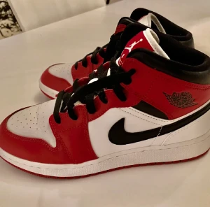Air Jordan 1 Mid Chicago strlk 37,5 - Säljer min syrras Air Jordan 1 Mid Chicago pga att de inte passade, köpta från restocks, använda 2-3 gånger, skick 8/10, storlek 37,5 
