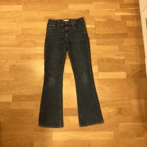 Mörkblåa bootcut jeans från Cubus Storlek 164 Midrise/Lowrise Använda ett par gånger Lite slitna längst på jeansen
