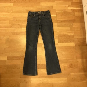 Bootcut Jeans - Mörkblåa bootcut jeans från Cubus Storlek 164 Midrise/Lowrise Använda ett par gånger Lite slitna längst på jeansen