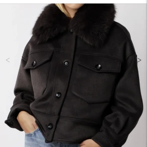 Meotine jacka  - Säljer nu min super fina kappa fårn Meltine, den är köpt för 1 år sedan , inte jätte använd utan ändas vid enstaka tillfällen, pälsen är knappt använd då jag valt att ta av den men de är upp till dig . En knapp har låsbar fårn jackan men de har jag fixat.