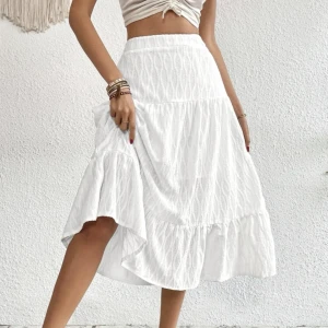 Kjol - Säljer denna fina kjol då jag köpte en annan vit🤍Denna är HELT oanvänd🫶🏼Jättebekväm och mjukt material❤️köpte för 199kr! Villig att sänka priset lite vid snabb affär!!