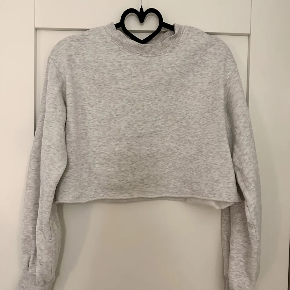 grå croppad sweatshirt. sitter jättefint men säljer då den aldrig kommer till användning. använd max 2 gånger🤍. Tröjor & Koftor.