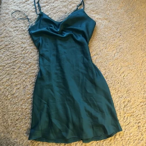 Klänning - En turkos festklänning i satin från Gina tricot! Använd endast en gång därav helt i nyskick! 