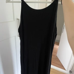 Klänning  - Väldigt dålig bild av mig! Men en till liknande skims klänning fast svart 🥰 den är i storlek S men är för stor för mig så den sitter inte tajt🥰 men super fin 