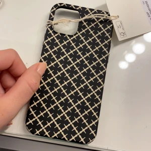 By malene birger - Mobilskal från By Malene Birger. Sååå snyggt och slutsål. Helt oanvänt då de va för litet. Höjd: 15 längd: 7,4 vidd: 1 cm