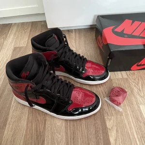 Jordan 1 Bred patent - Säljer mina Jordans knappt använda helt nya köpta från sneakers hyllan. Låda och extra snören finns med