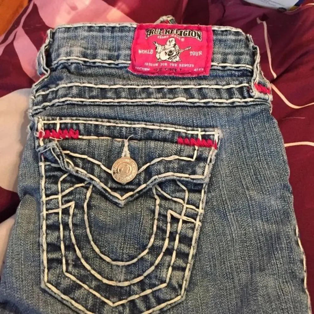 Hej!! SÖKER ett par true religion jeans för rimligt pris. Alla modeller utom skinny är av intresse!! Letar efter midjemått ca 70-80 och innerbenslängd 78+. Skriv gärna om du säljer!!. Jeans & Byxor.