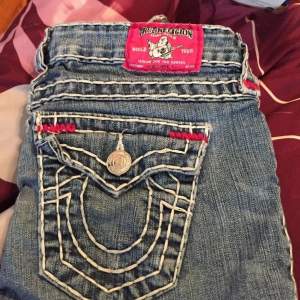 Hej!! SÖKER ett par true religion jeans för rimligt pris. Alla modeller utom skinny är av intresse!! Letar efter midjemått ca 70-80 och innerbenslängd 78+. Skriv gärna om du säljer!!