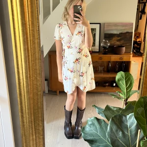 Blommig klänning - Jättefin blommig klänning köpt på bikbok för många år sedan🧚‍♀️ 