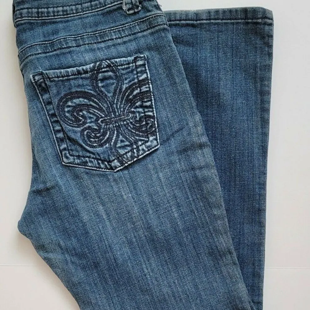 Hej!! SÖKER jeans med detaljer för rimligt pris. Kan vara på fickorna, färgade sömmar mm. Alla modeller är intressanta förutom skinny. Letar efter midjemått 70-80 och innerbensmått 78+. Skriv gärna om du har!!. Jeans & Byxor.