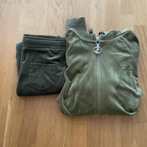 Gammal Juicy couture set! - Gammal juicy couture set i ljus grön! Köpte men gillade inte hur den va på mig exact så säljer den. Har aldrig använt den 