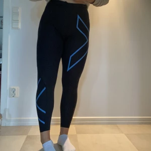 Träningstights  - Träningstights från 2XU i storlek M