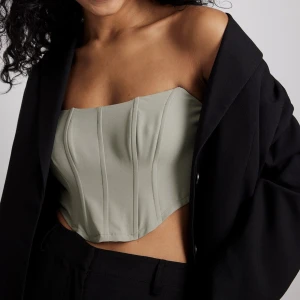 GRÖN KORSETT TOPP - En superfin croppad korsett topp som endast är testad men aldrig använd ❤️