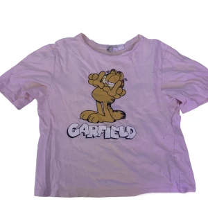 Sov tshirt - Tshirt deån h&m. Säljer då den är för liten. Har använt den som sovtröja och har två små hål fram och bak (bild 2,3) därav billig🩷💛