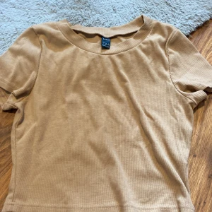 Topp - Brun/beige aktig topp, endast använd 1 gång